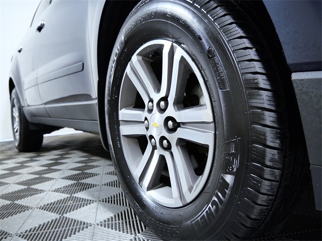2015 Chevrolet Traverse 1LT photo 2