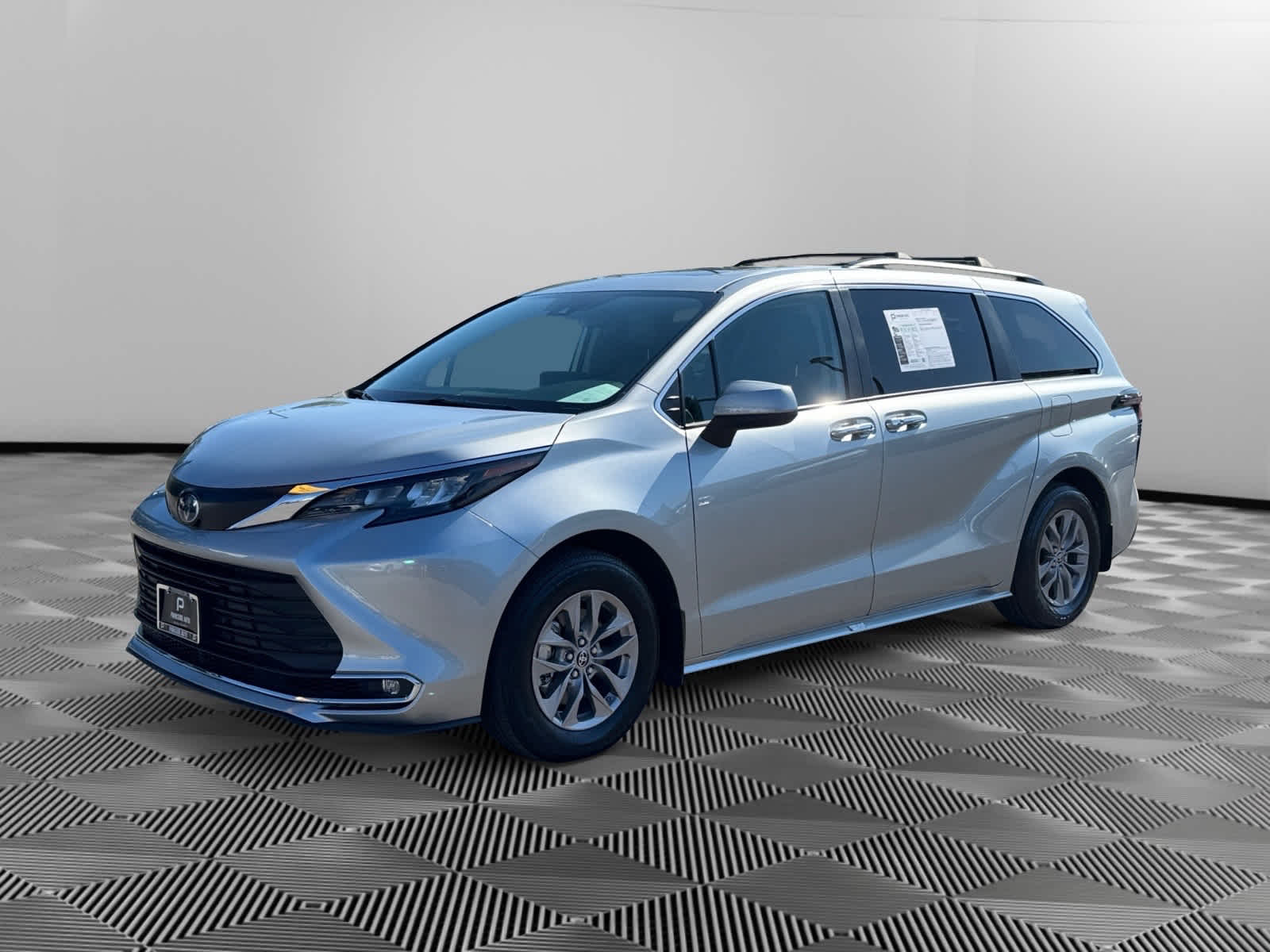 2024 Toyota Sienna XLE's photo