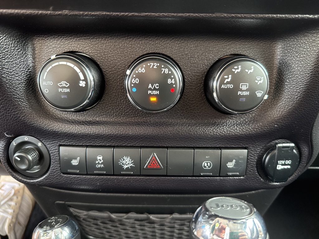 2014 Jeep Wrangler Unlimited Rubicon photo 38