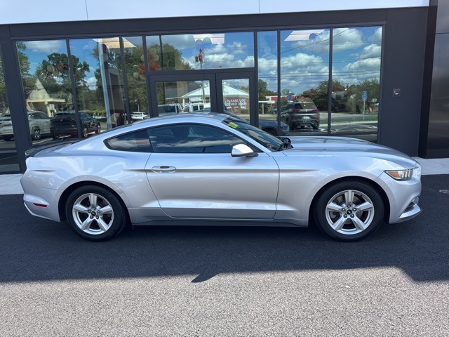 2017 Ford Mustang V6 photo 2
