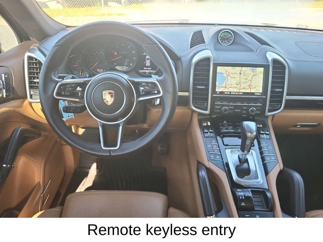 2016 Porsche Cayenne Base photo 9