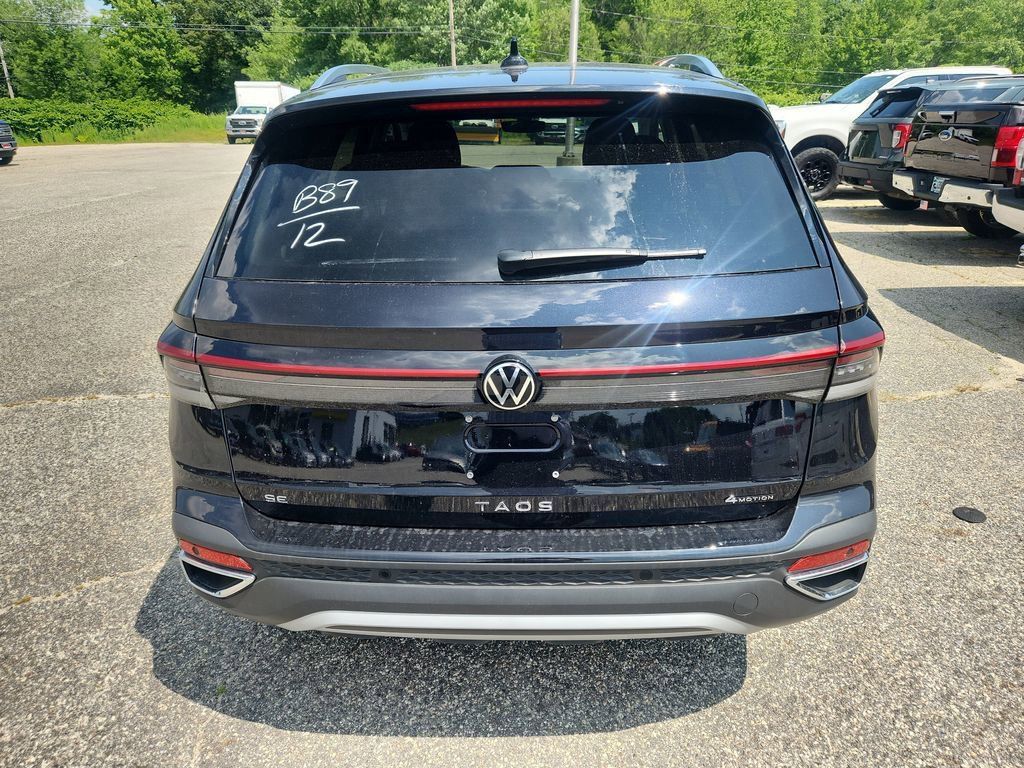 2025 Volkswagen Taos SE photo 4