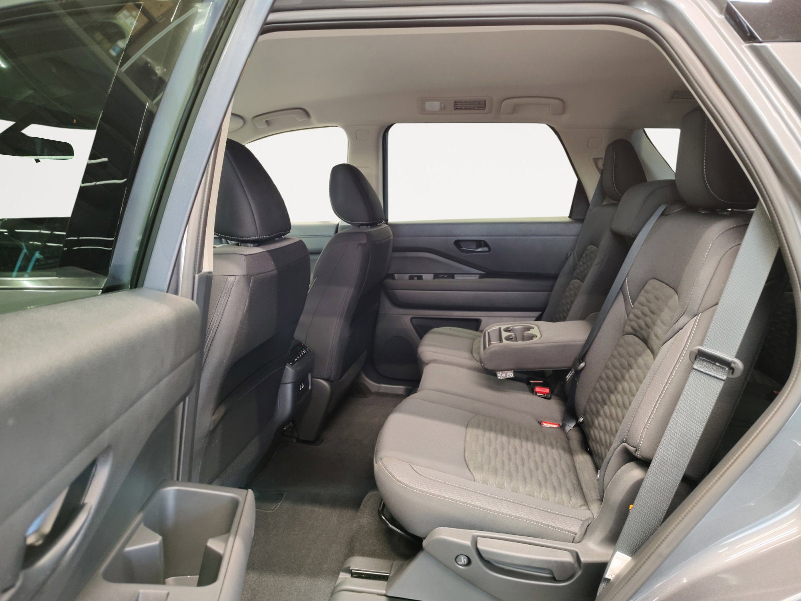 2025 Nissan Pathfinder SV photo 21
