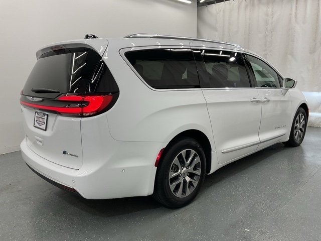 2024 Chrysler Pacifica Hybrid Pinnacle photo 7
