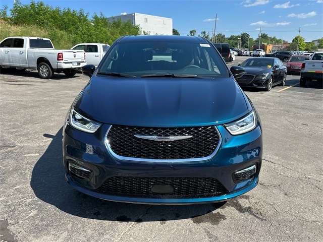 2025 Chrysler Pacifica photo 3