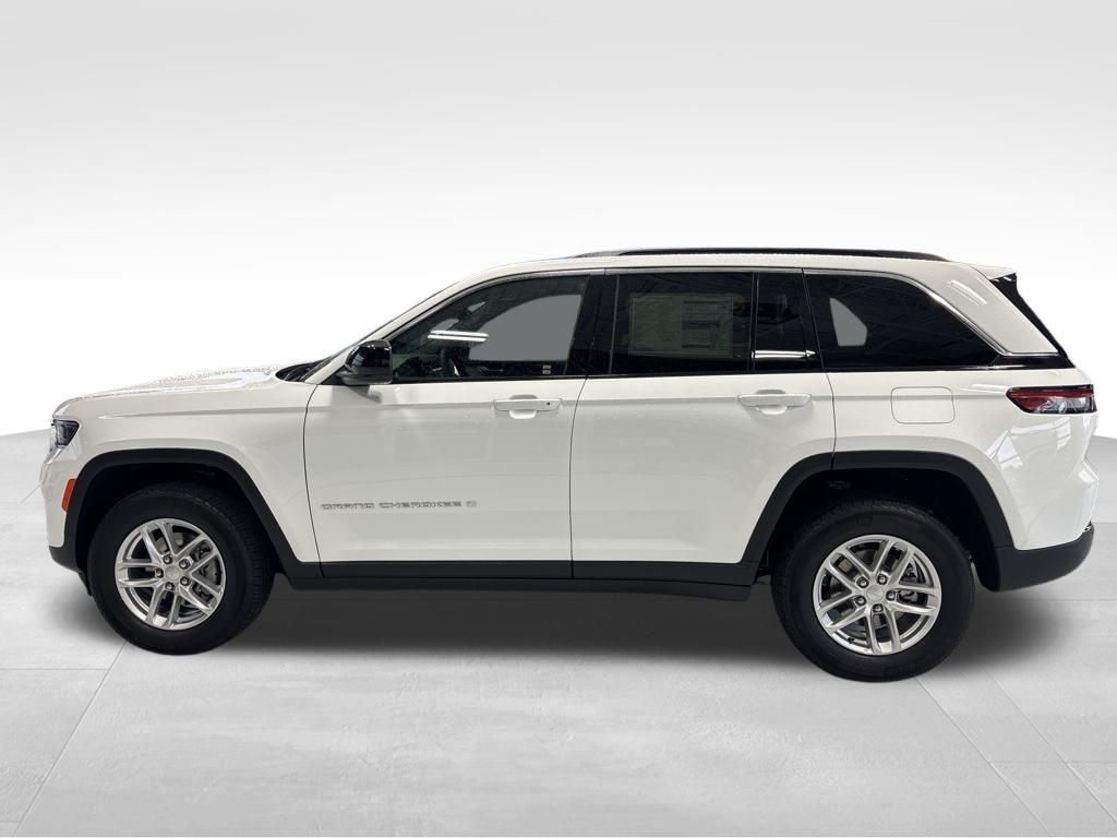 2025 Jeep Grand Cherokee Laredo X photo 2