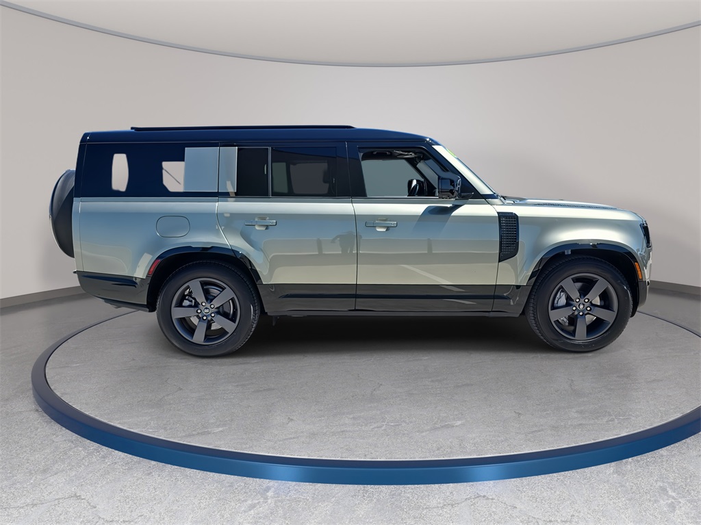 2025 Land Rover Defender 130 X-Dynamic SE photo 4