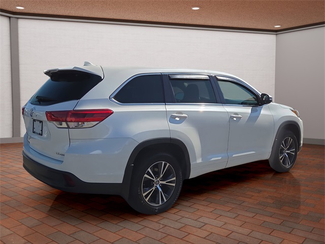 2018 Toyota Highlander LE Plus photo 3
