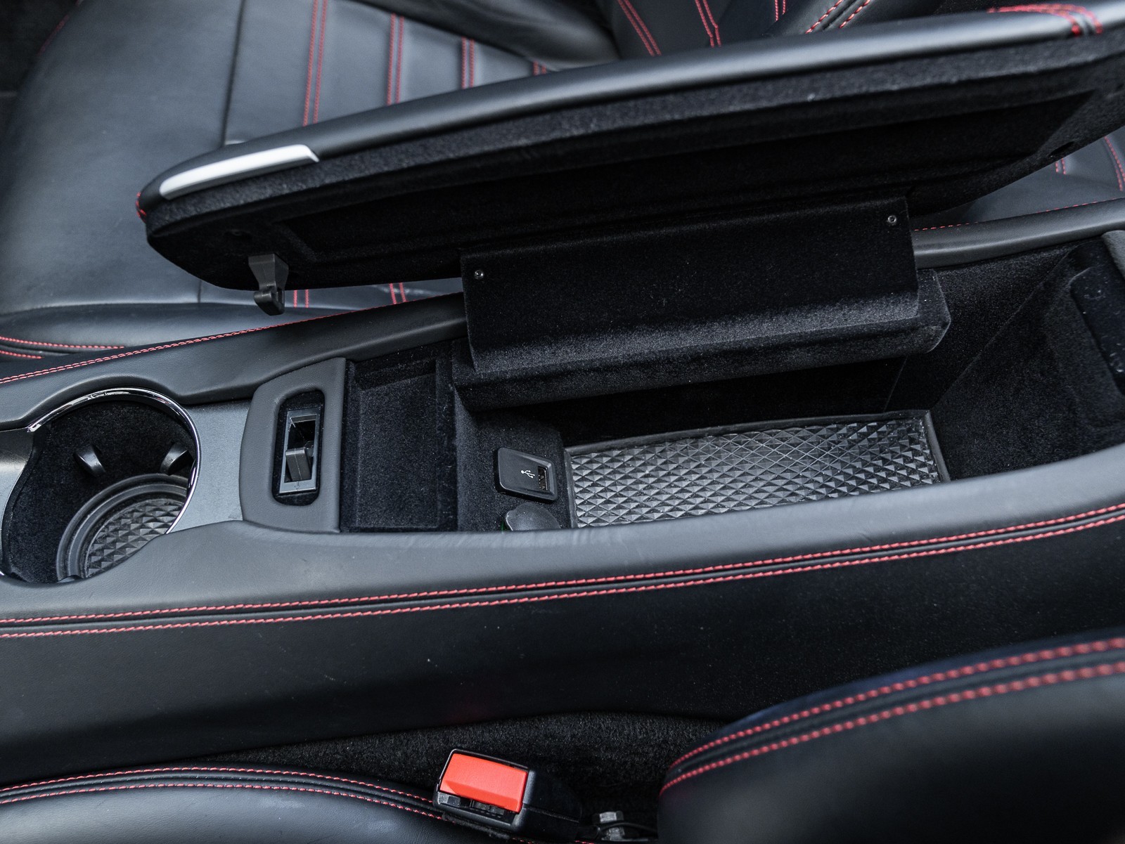 2015 Ferrari California T photo 40