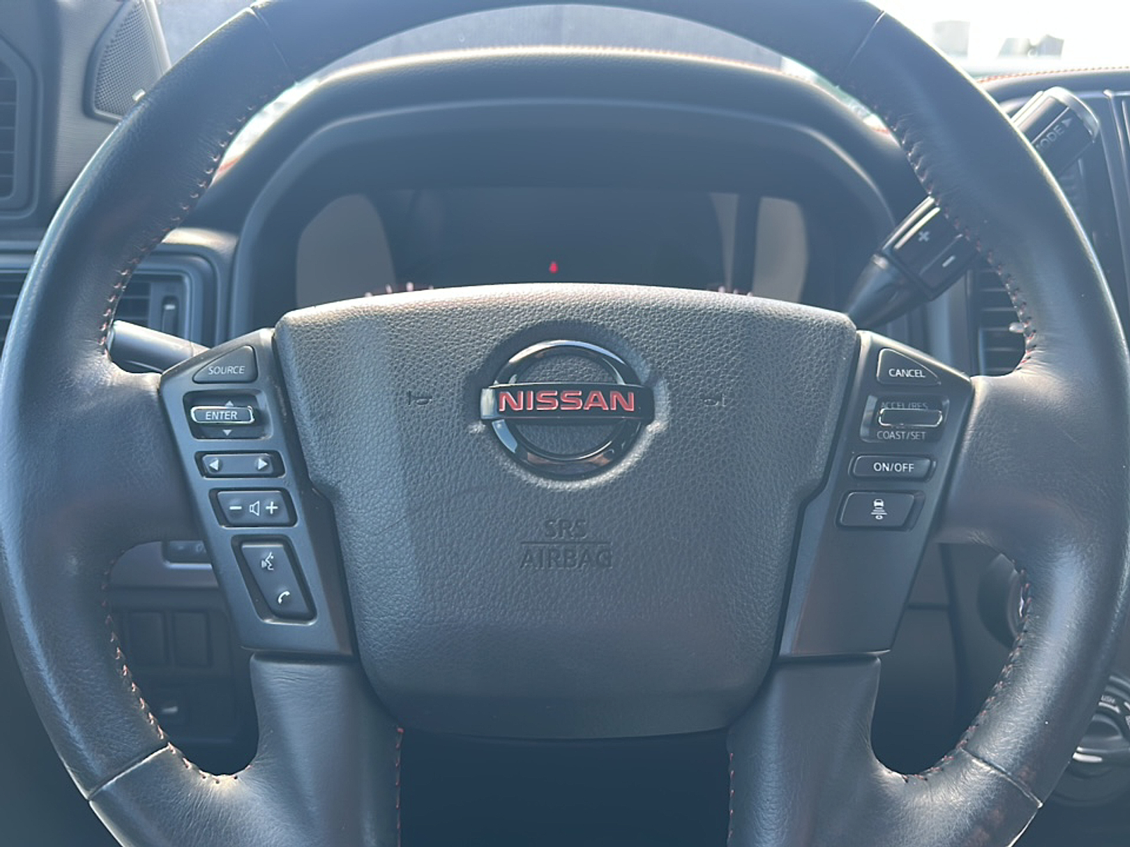 2021 Nissan Titan Crew Cab PRO-4X photo 4