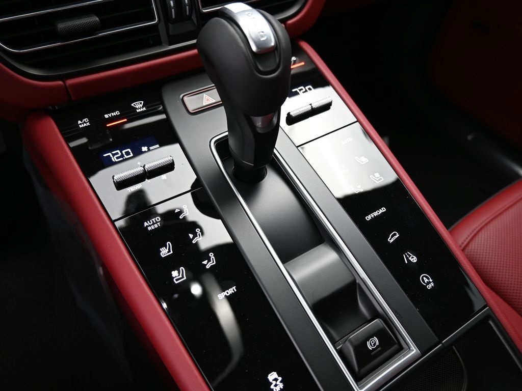 2026 Porsche Macan T photo 20