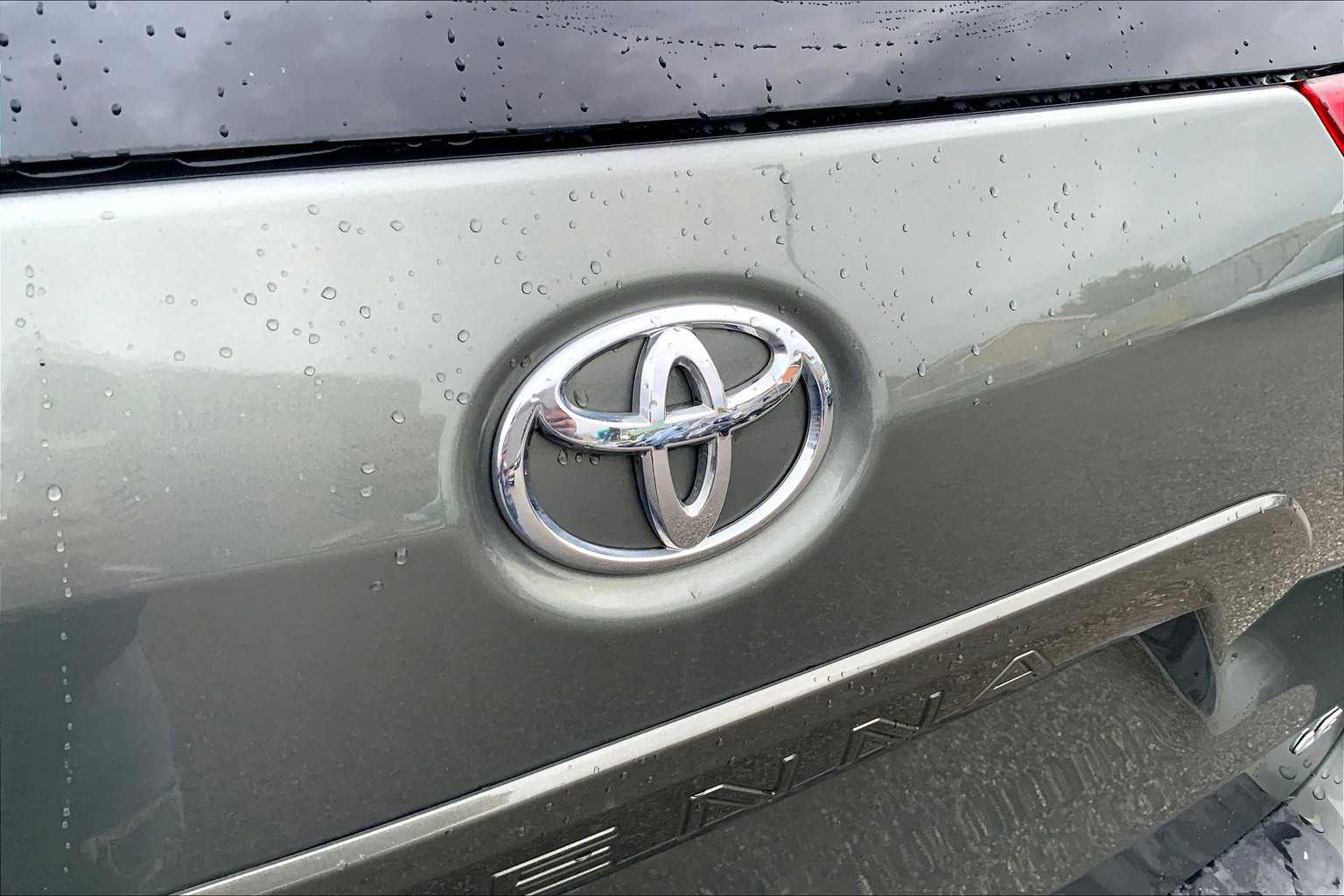 2011 Toyota Sienna LE photo 31