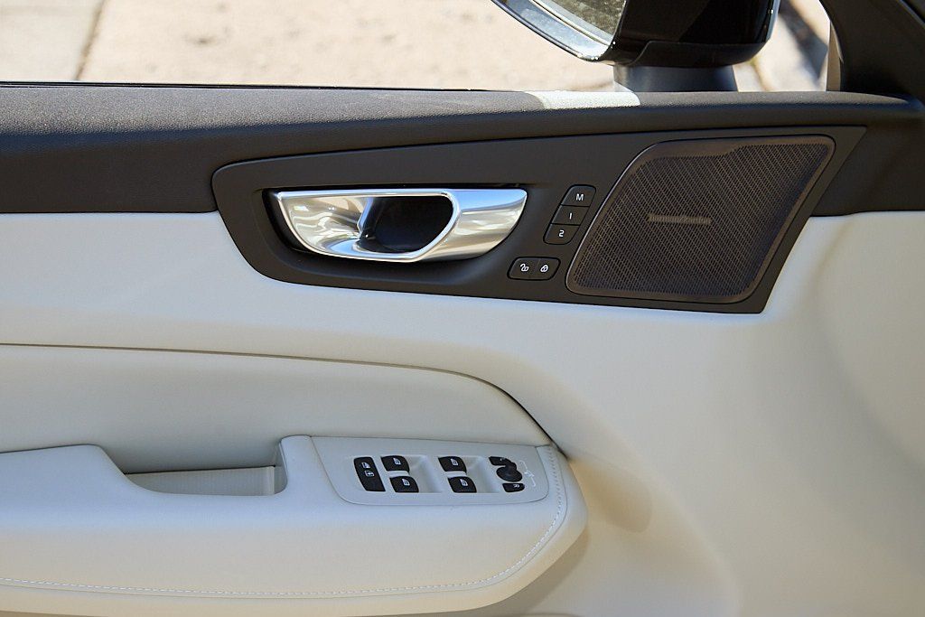 2026 VOLVO XC60 - Image 9
