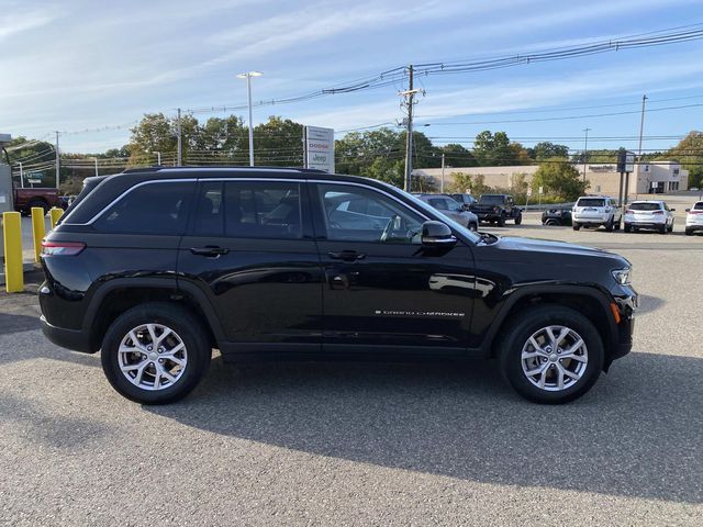 2022 Jeep Grand Cherokee Limited photo 2