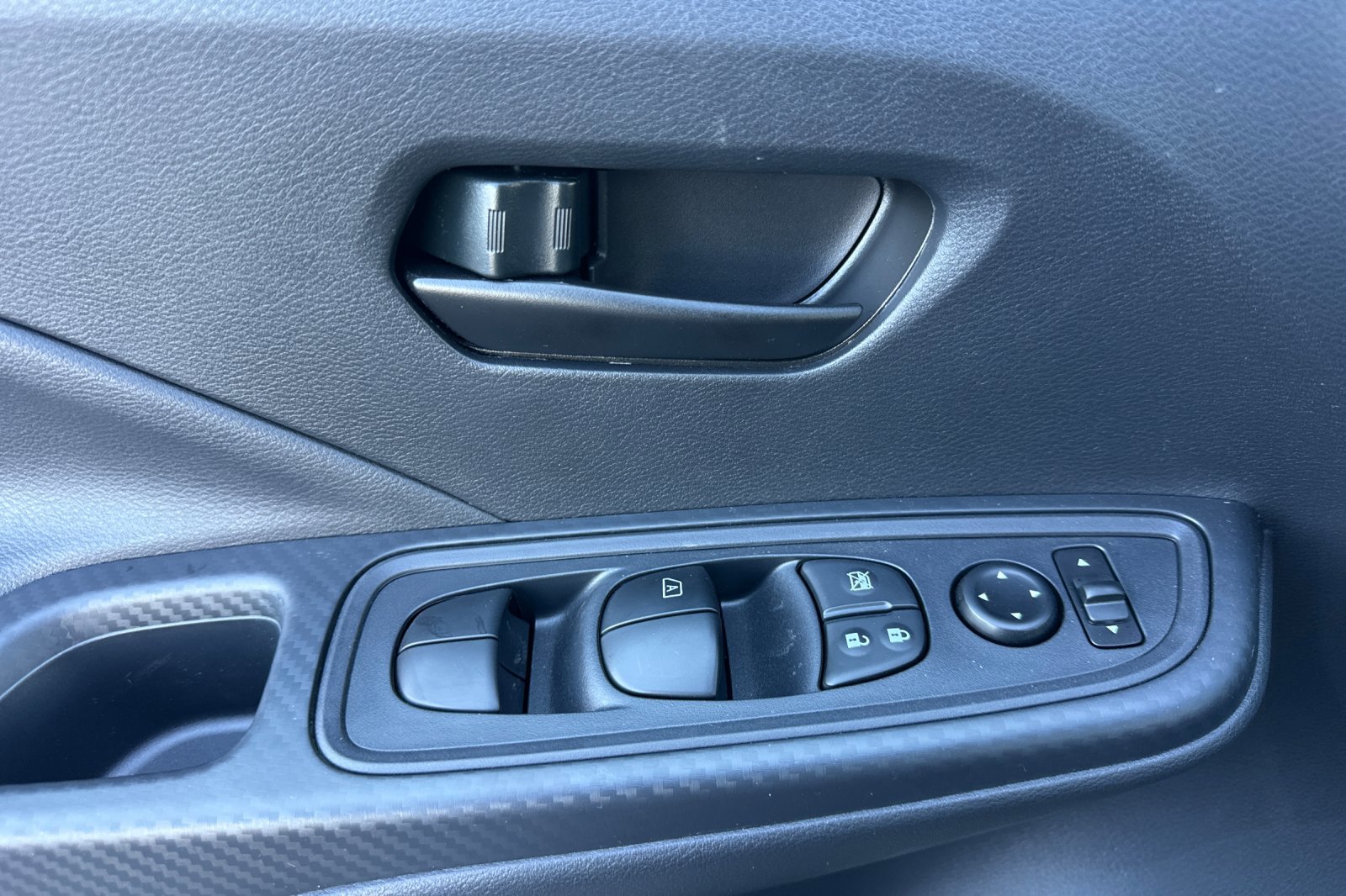 2025 Nissan Versa S photo 6