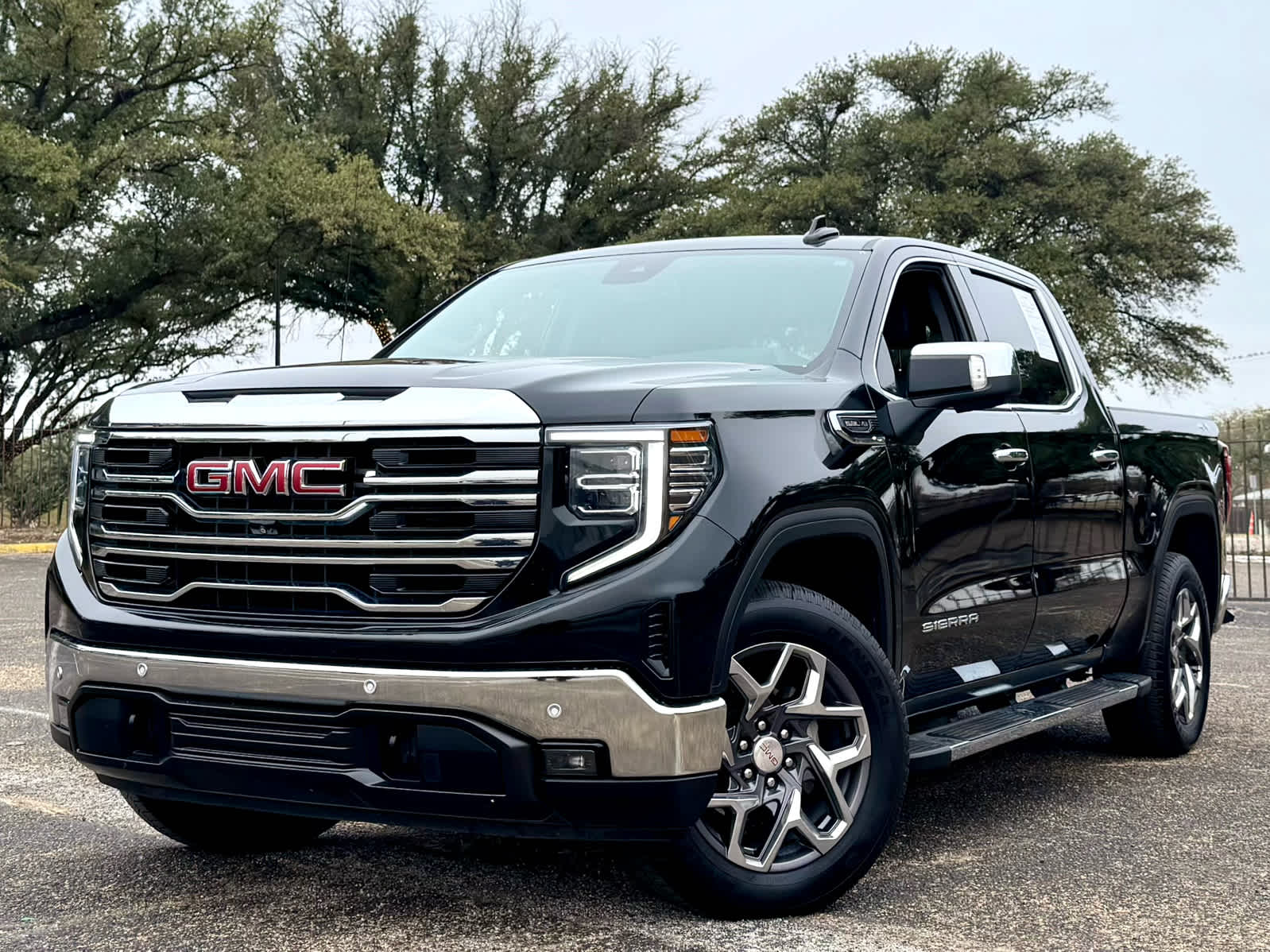 2023 GMC Sierra 1500 SLT's photo