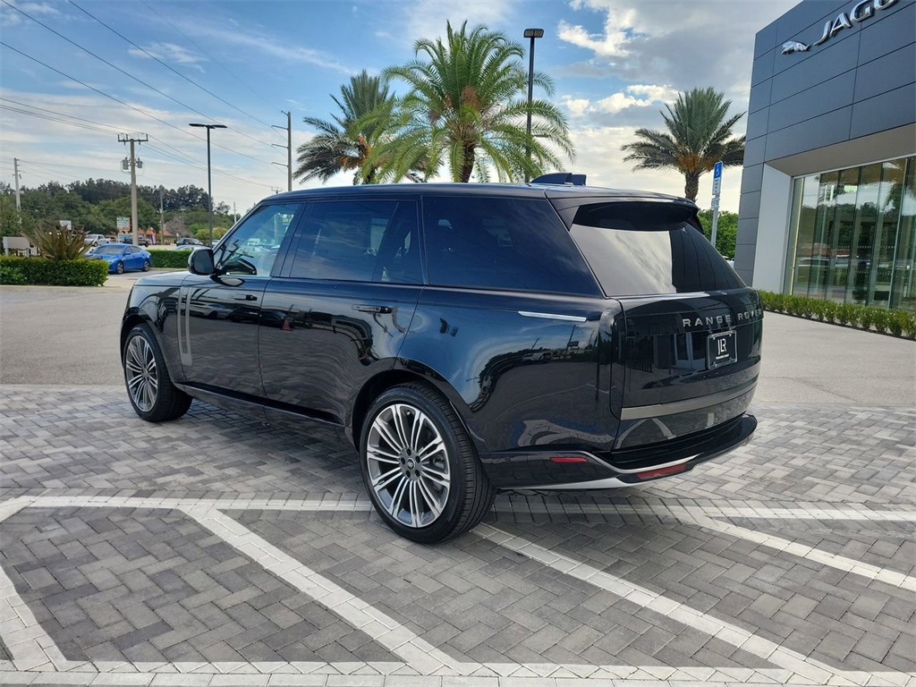 2025 Land Rover Range Rover SE photo 3