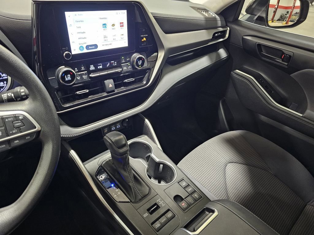 2023 Toyota Highlander L photo 21