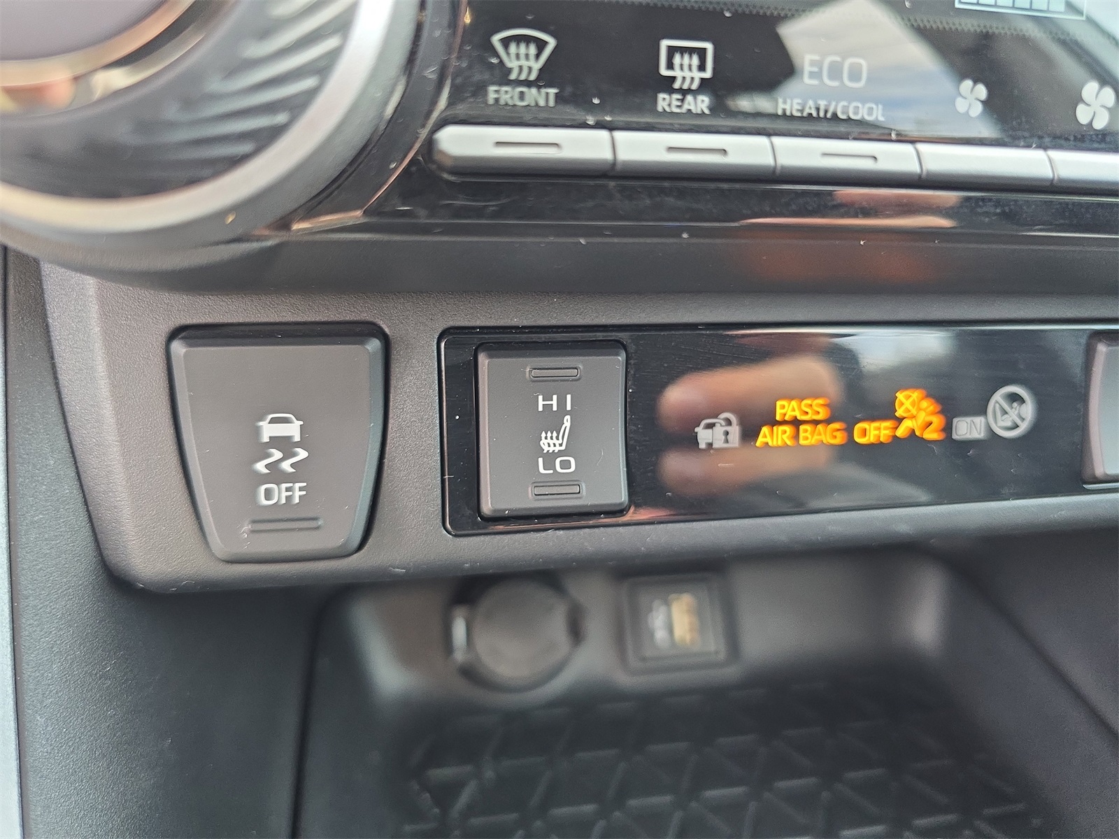 2024 Toyota RAV4 Hybrid XLE photo 18