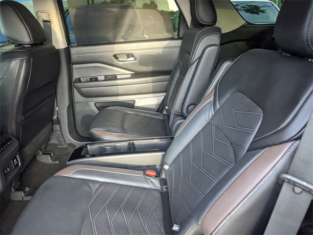 2023 Nissan Pathfinder Platinum photo 17