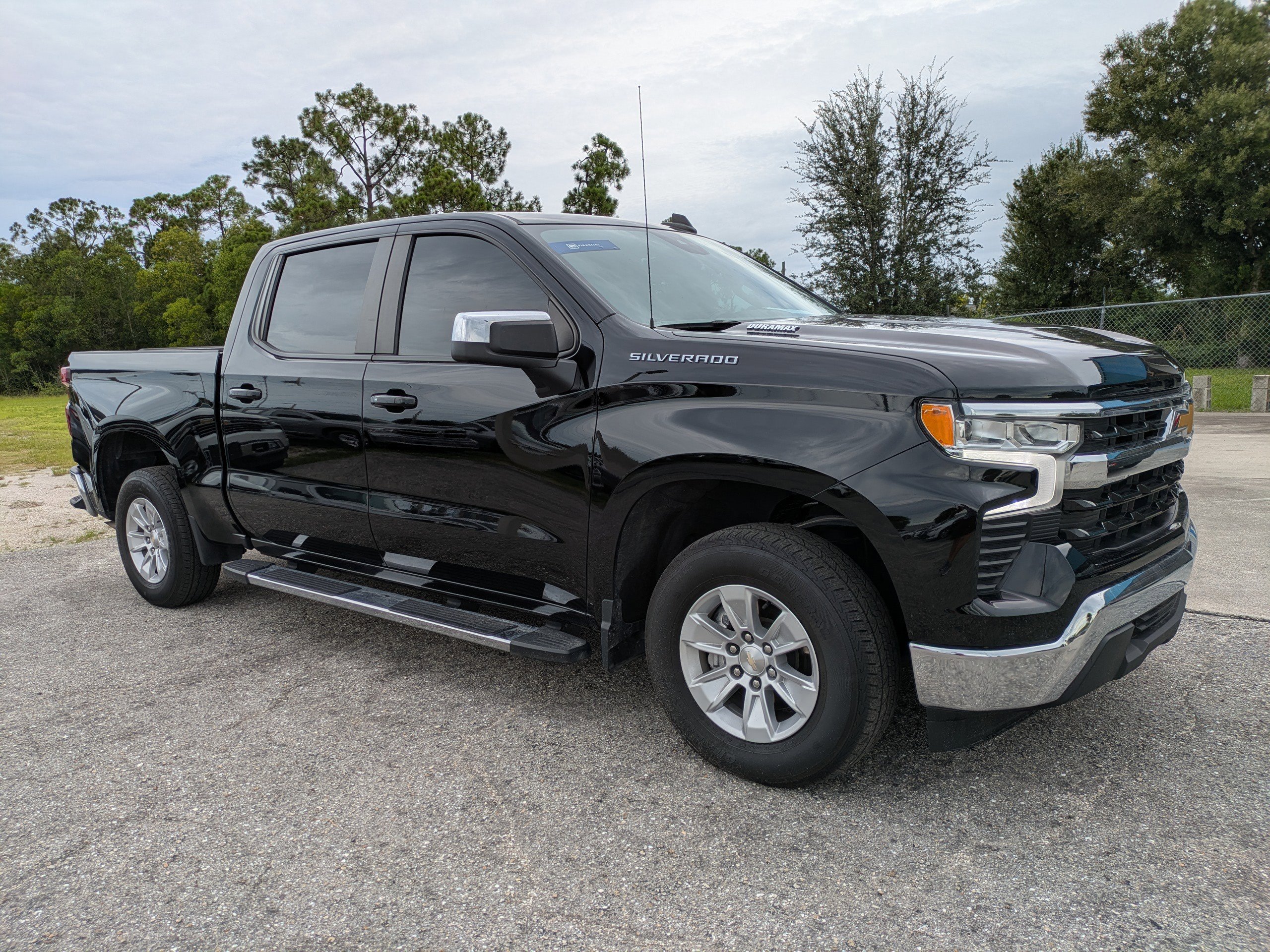 2023 Chevrolet Silverado 1500 LT photo 2