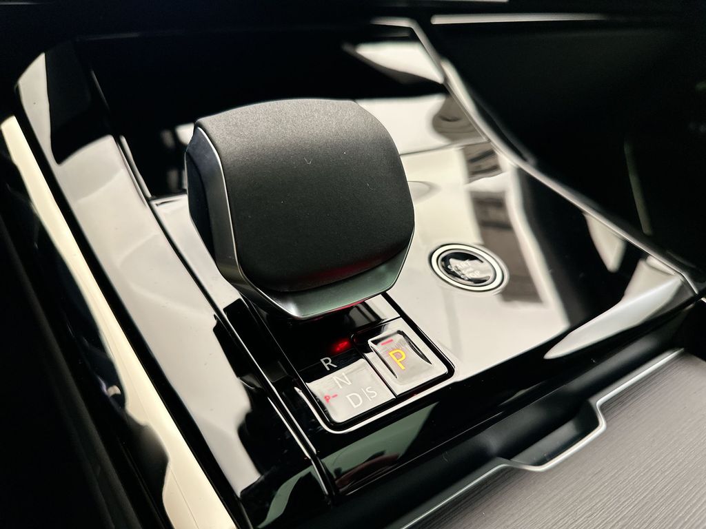 2025 Land Rover Range Rover Sport SE photo 11