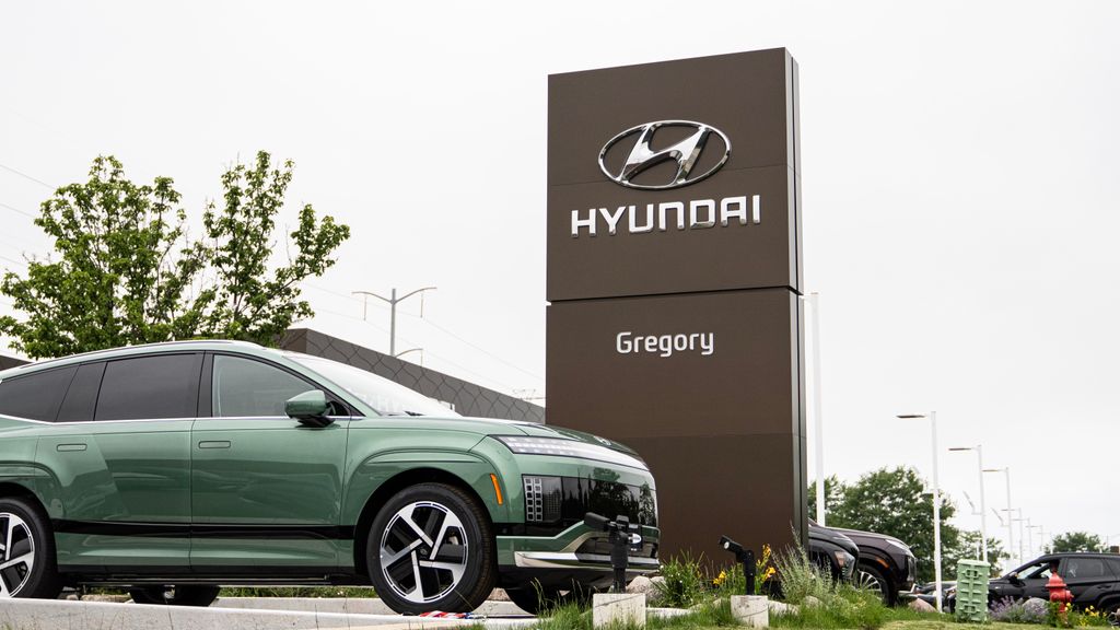 Certified 2025 Hyundai IONIQ 5 Limited with VIN 7YAKRDDC7SY032449 for sale in Highland Park, IL