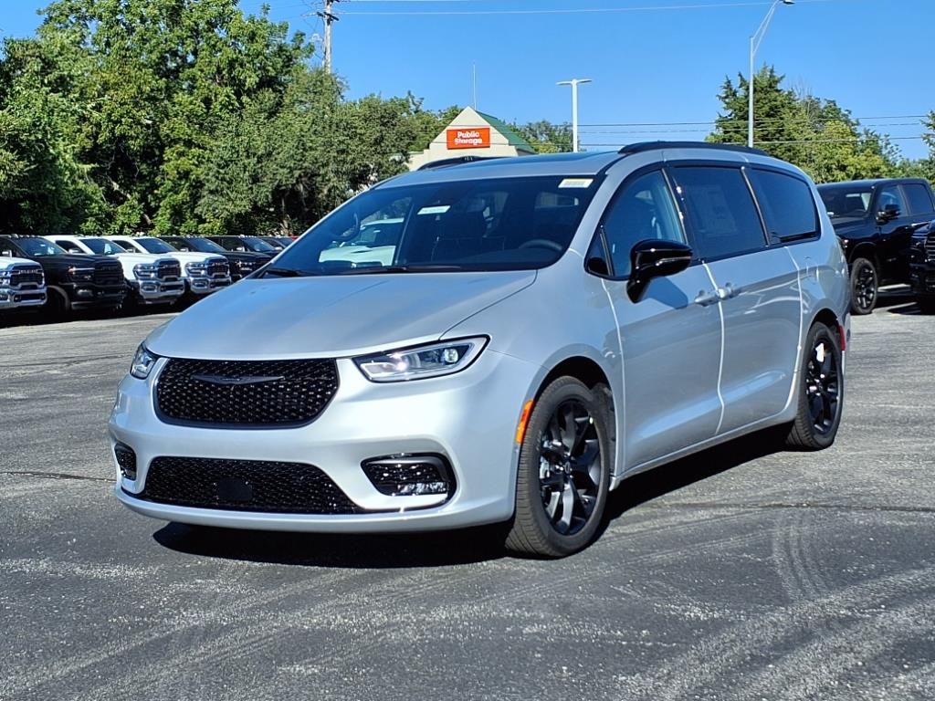 2026 Chrysler Pacifica Limited photo 2