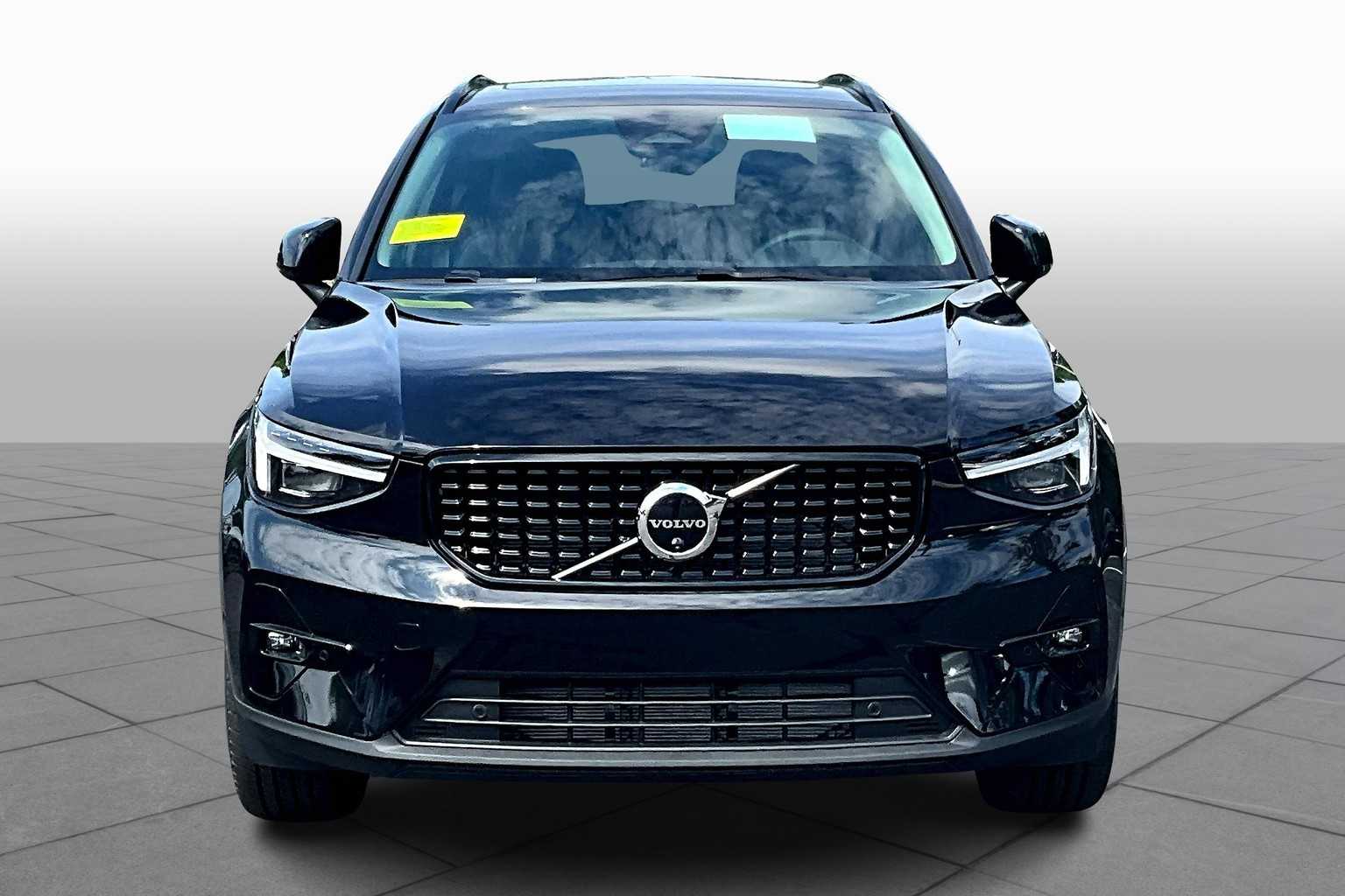 2026 Volvo XC40 Plus photo 2