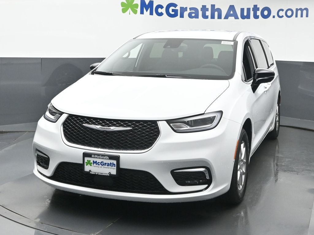 2026 Chrysler Pacifica photo 3