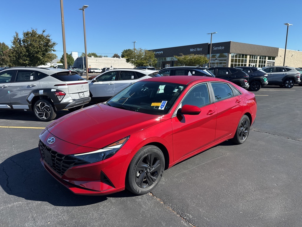 2023 Hyundai Elantra SEL photo 7