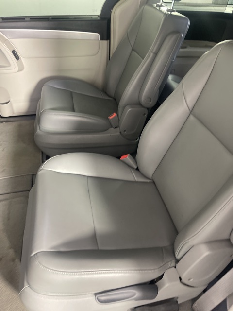 2011 Volkswagen Routan SE photo 24