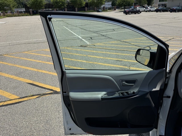 2020 Toyota Sienna L photo 10