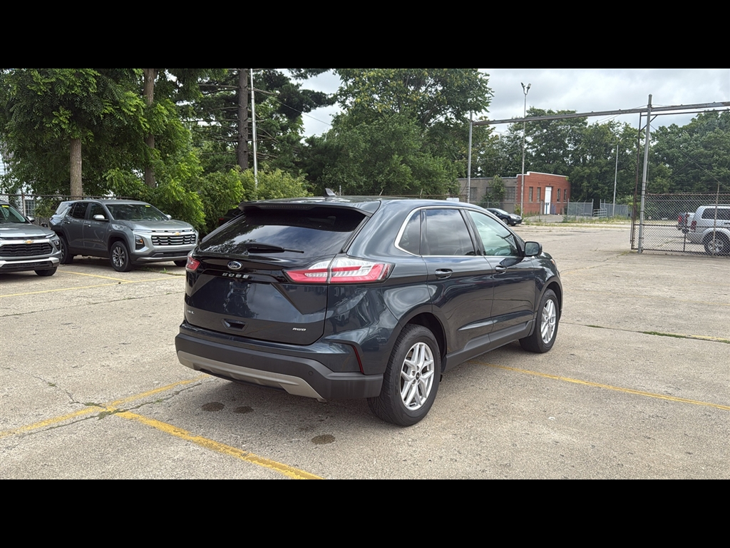 2023 Ford Edge SEL photo 3