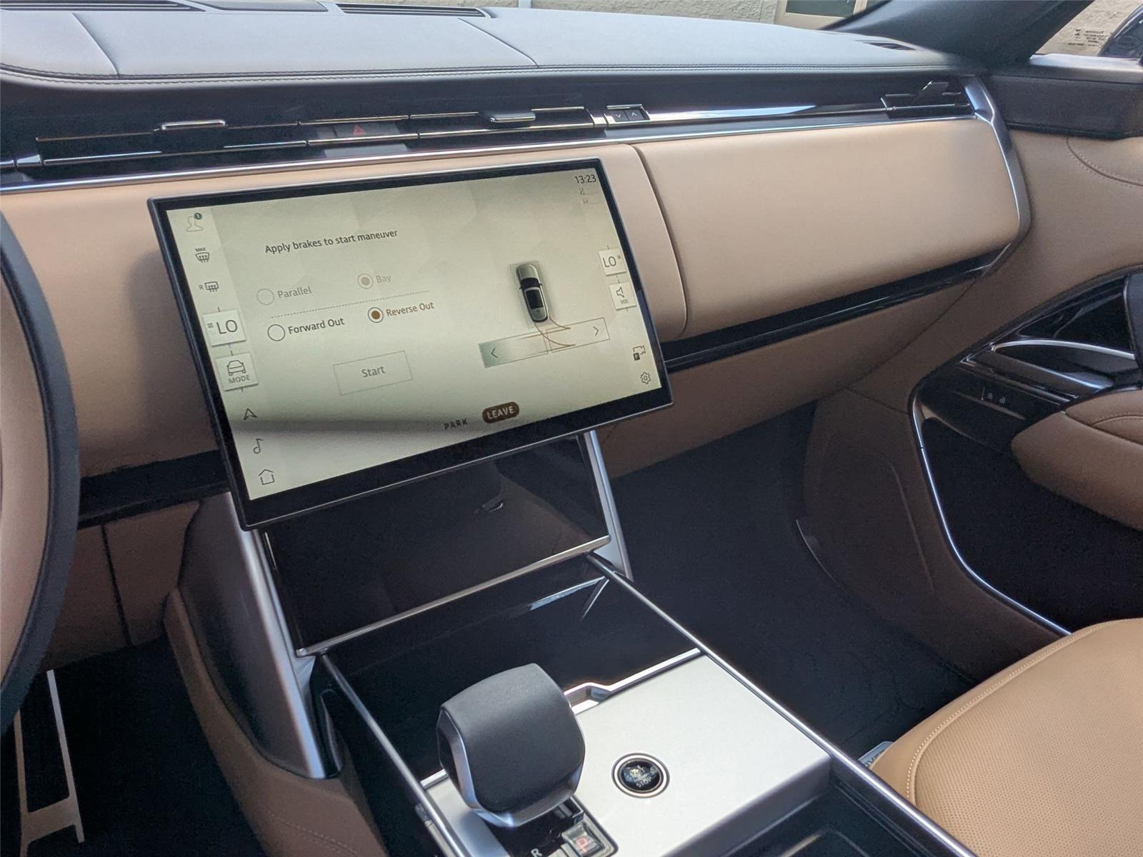 2025 Land Rover Range Rover SE photo 15