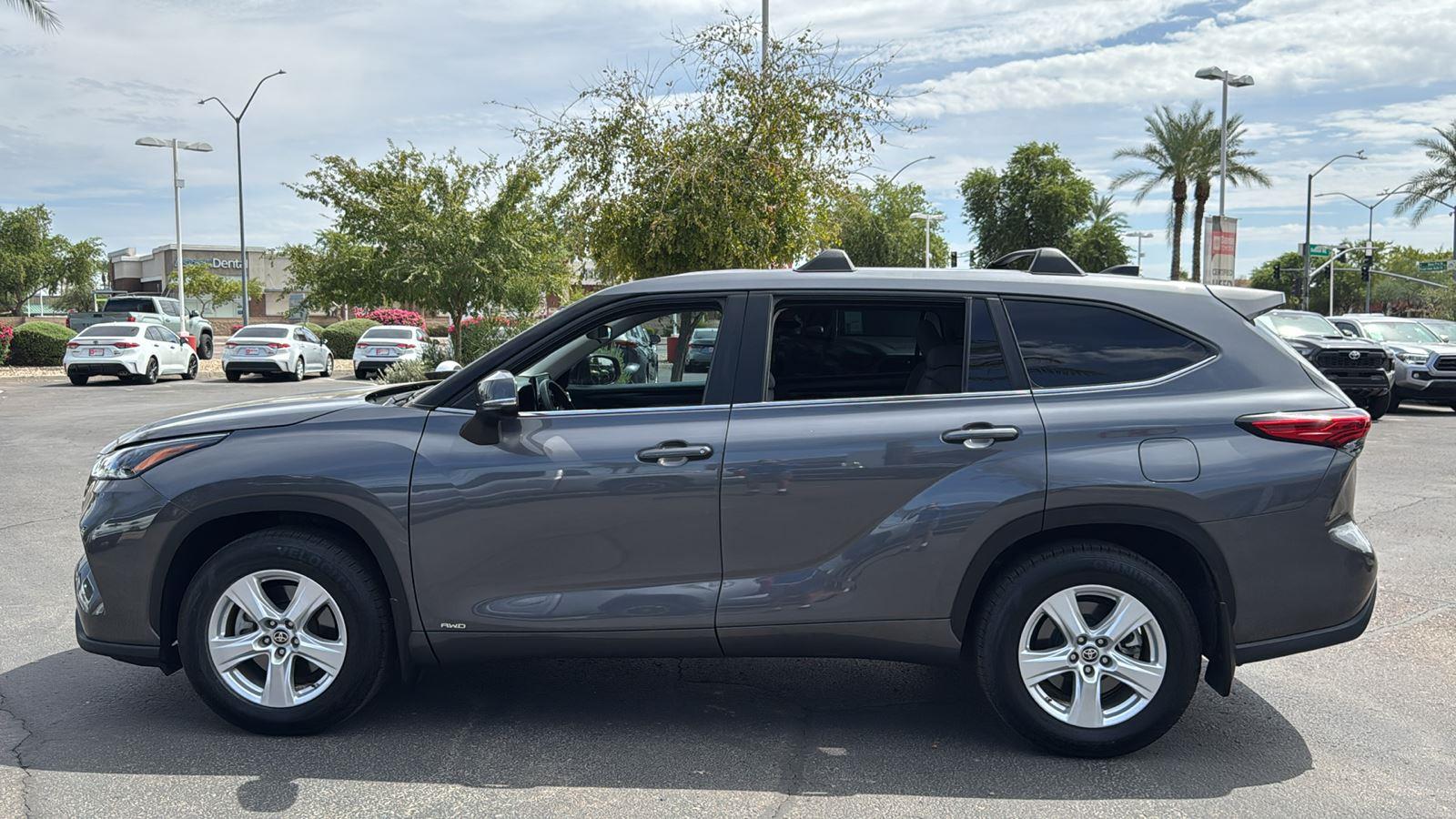 2023 Toyota Highlander Hybrid LE photo 4