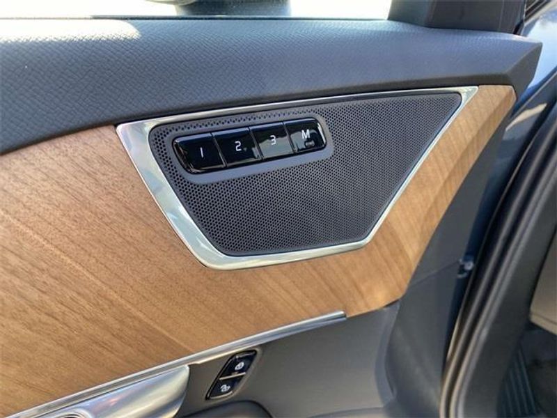 2025 Volvo XC90 AWD Plus photo 16