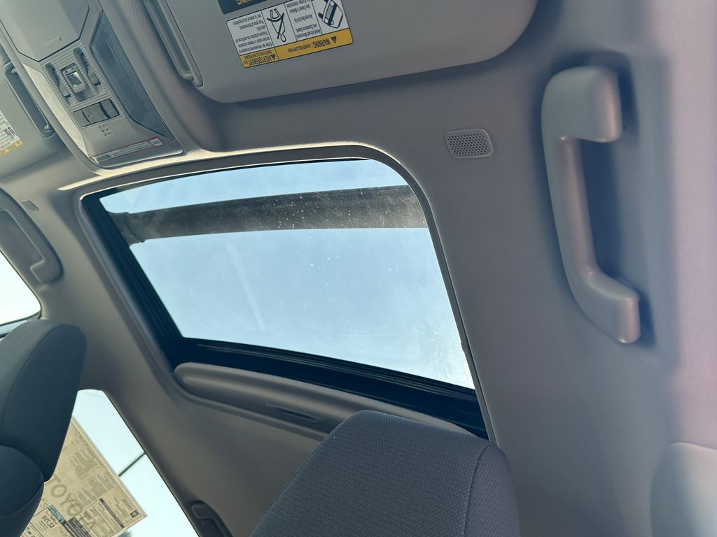 2025 Toyota RAV4 Hybrid XLE photo 21