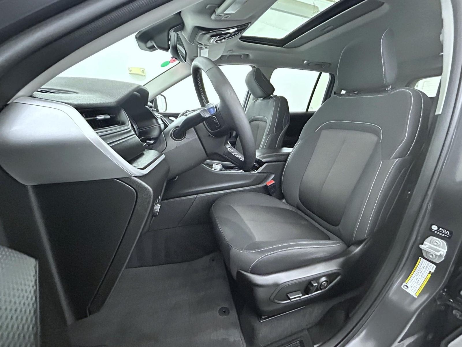 2023 Jeep Grand Cherokee Laredo photo 9