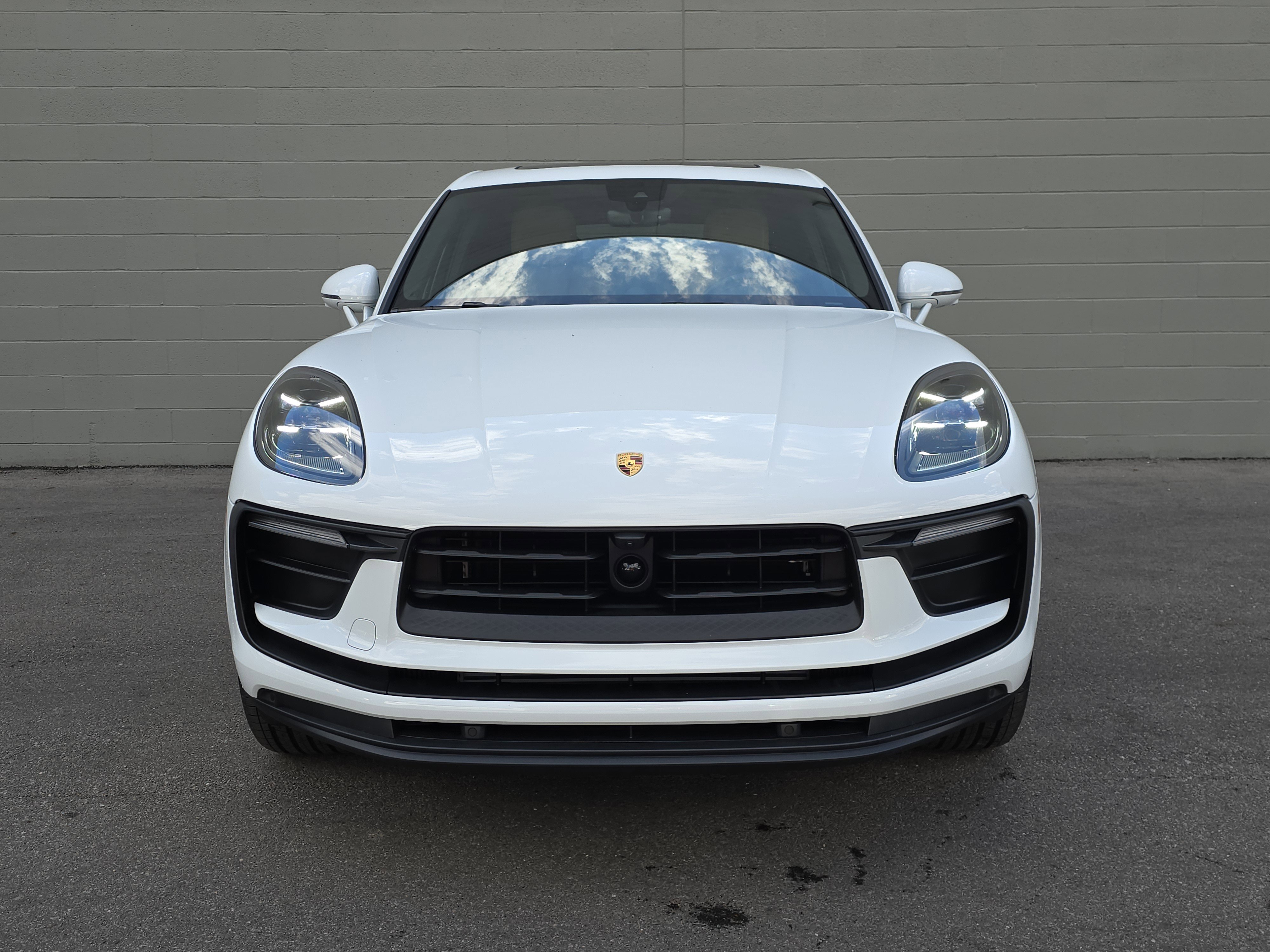 2025 Porsche Macan T photo 2