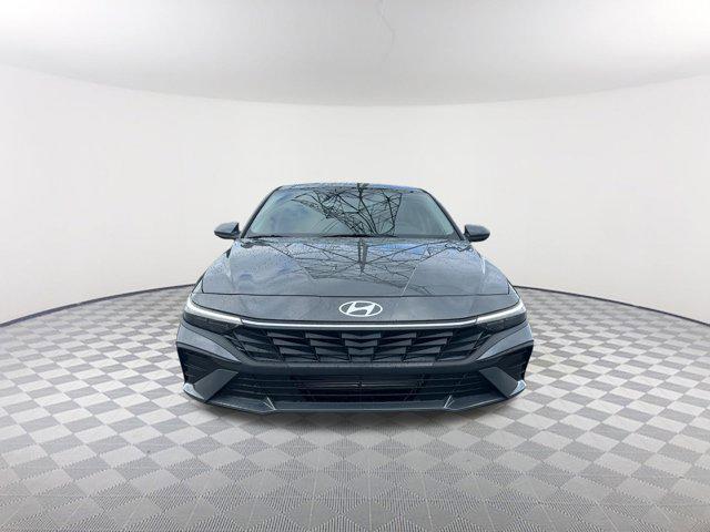 2025 Hyundai Elantra SE photo 2