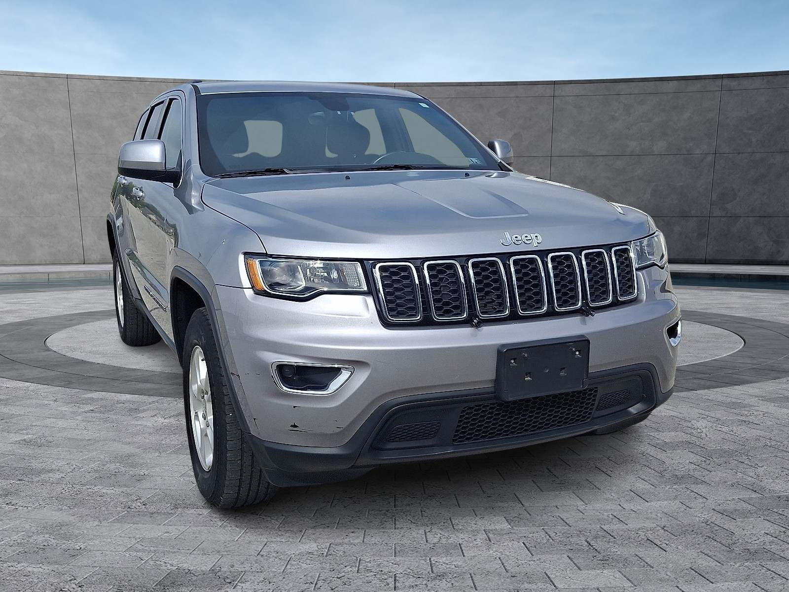 2017 Jeep Grand Cherokee Laredo photo 2