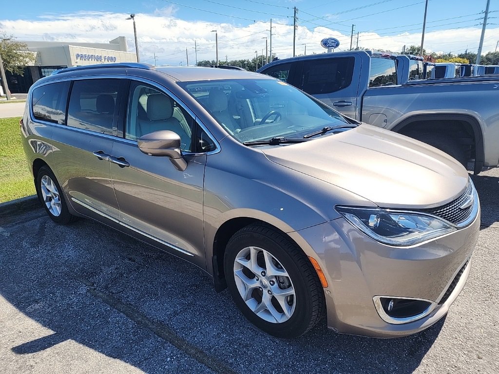 2017 Chrysler Pacifica Touring Plus photo 2