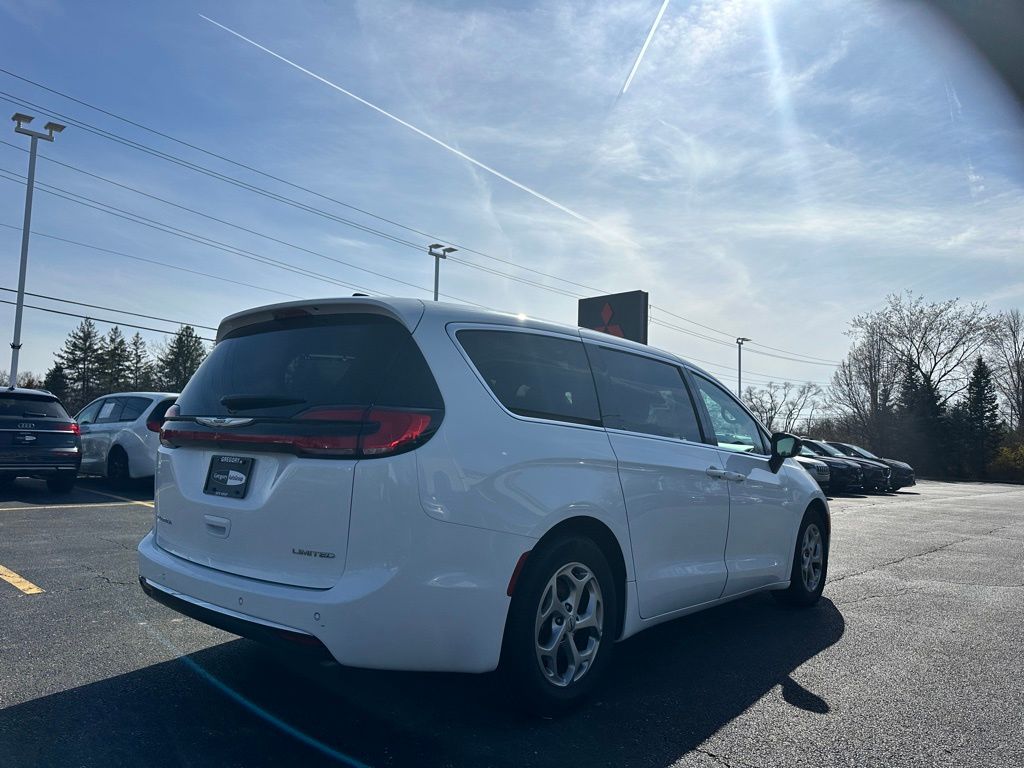 2024 Chrysler Pacifica Limited photo 3