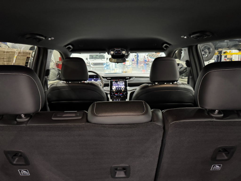 2023 Jeep Grand Cherokee Laredo Altitude photo 10