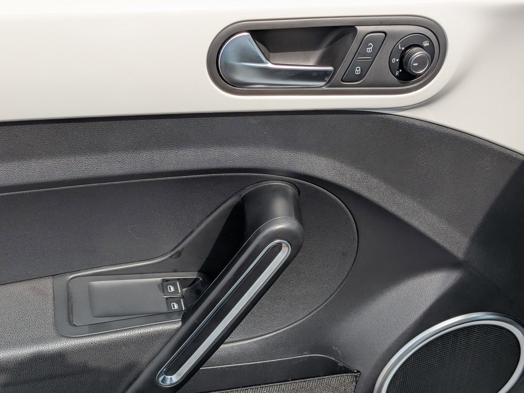 2019 Volkswagen Beetle SE photo 12