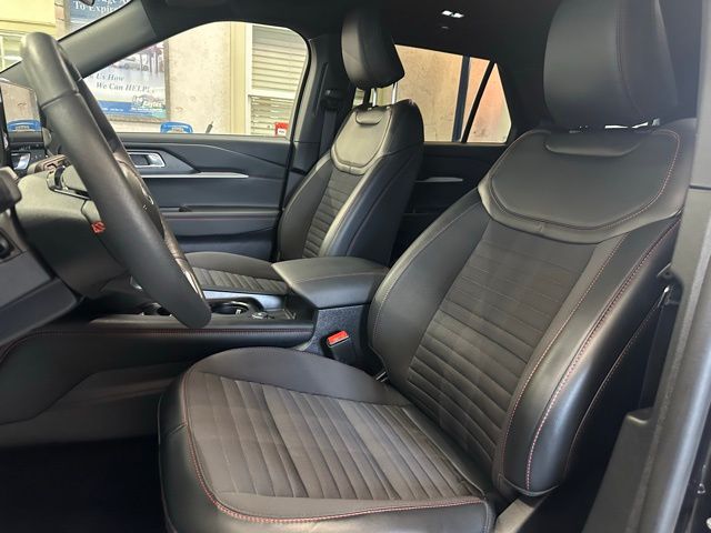 2025 Ford Explorer ST-Line photo 17