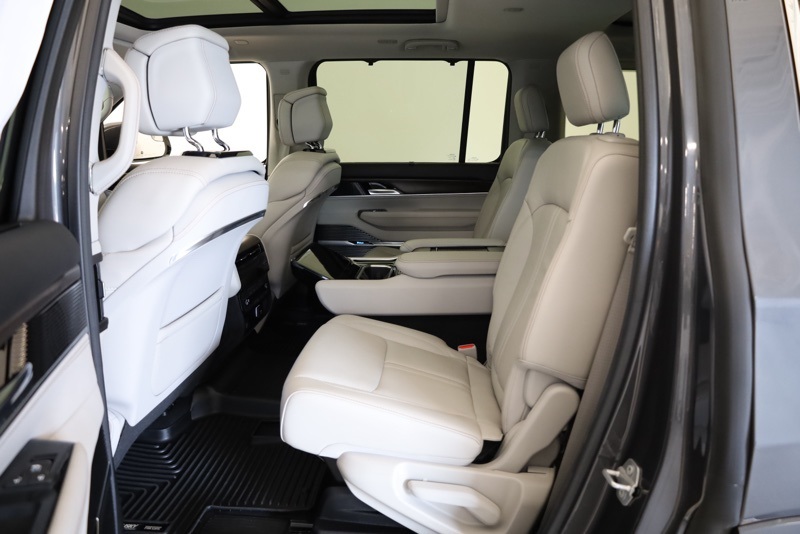 2022 Jeep Grand Wagoneer I photo 35