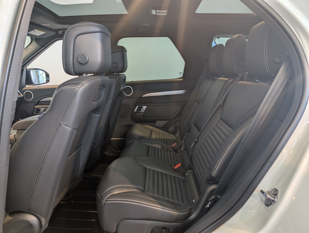 2025 Land Rover Discovery SE photo 19