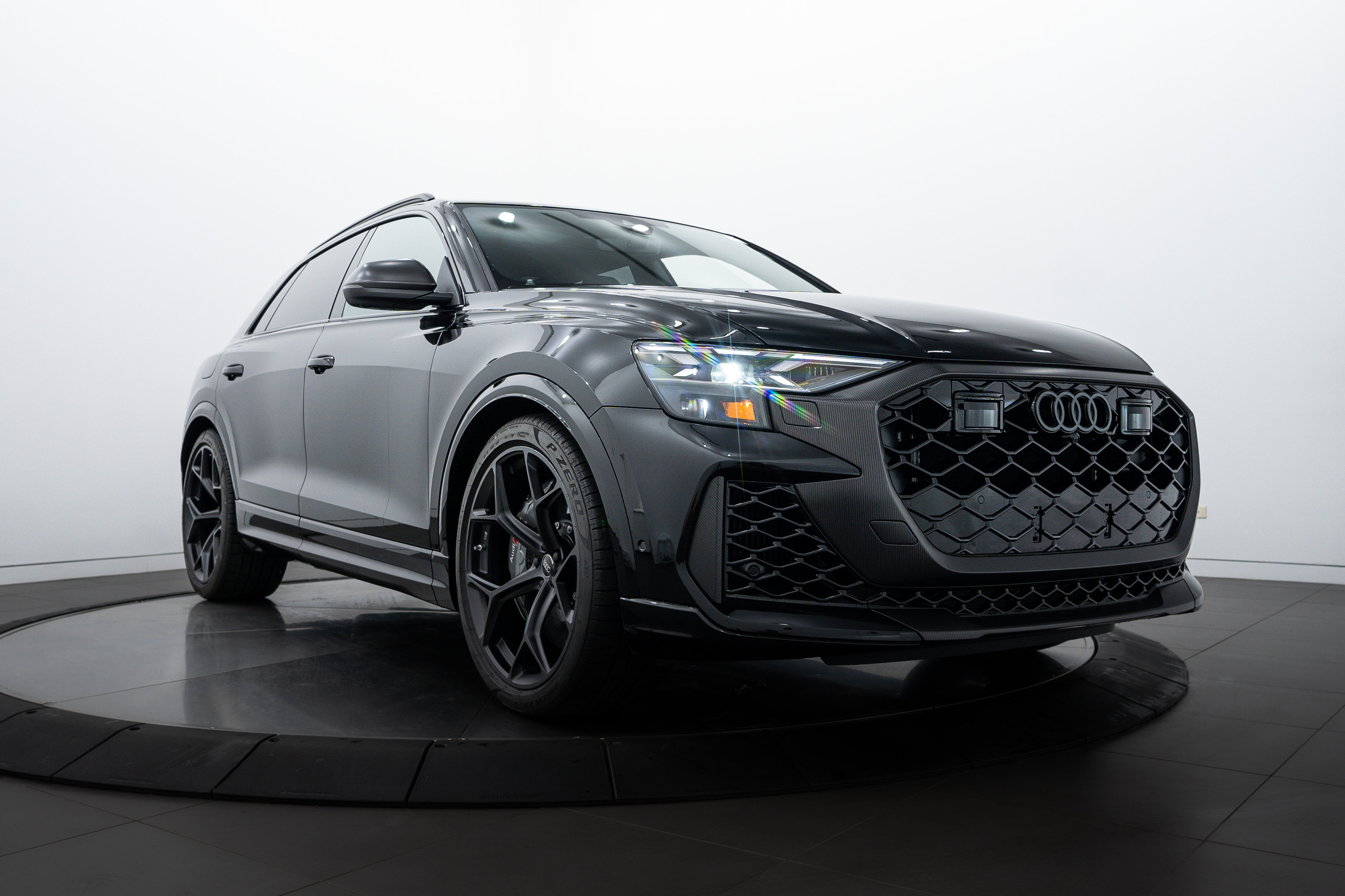 2025 Audi RS Q8 photo 2